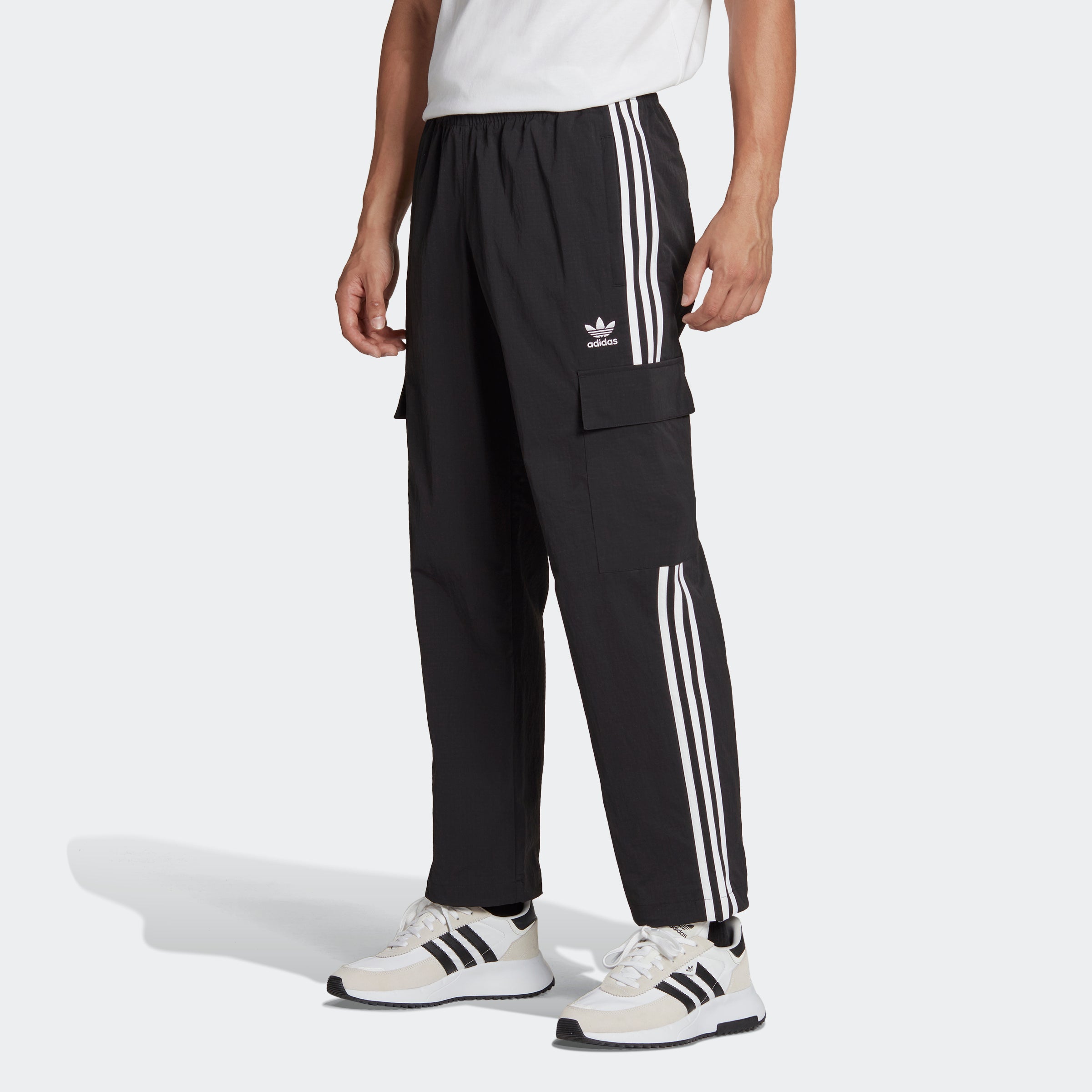 Mens tactical cargo pants showcasing tactical pockets and adjustable fit.
