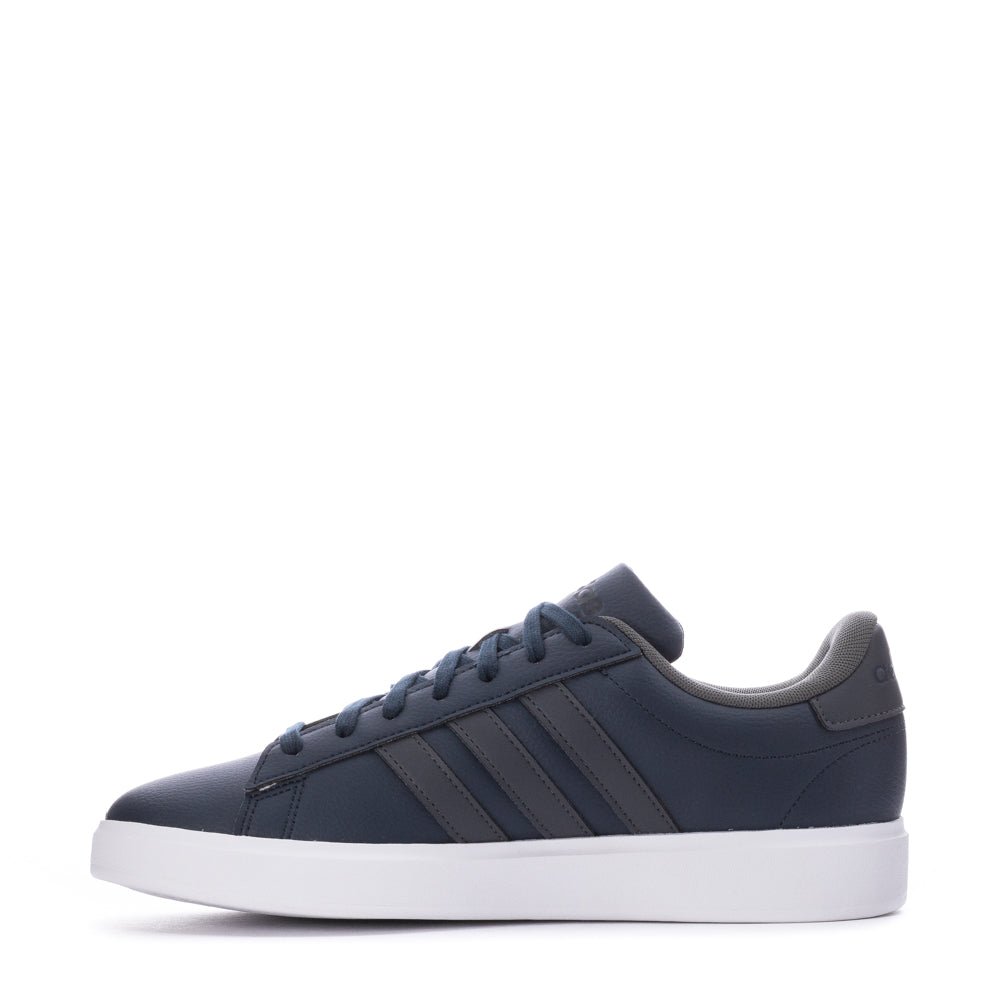 Close-up of the Adidas Grand Court 2.0 sneakers Cloudfoam cushioning and synthetic leather upper.