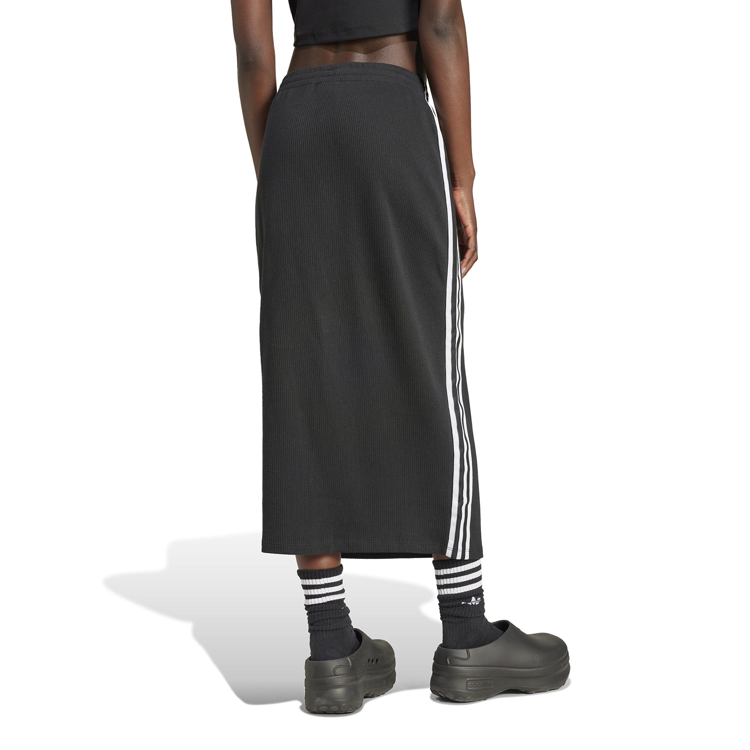 Close-up of the fabric texture of the knitted skirt, emphasizing comfort and quality for active women.