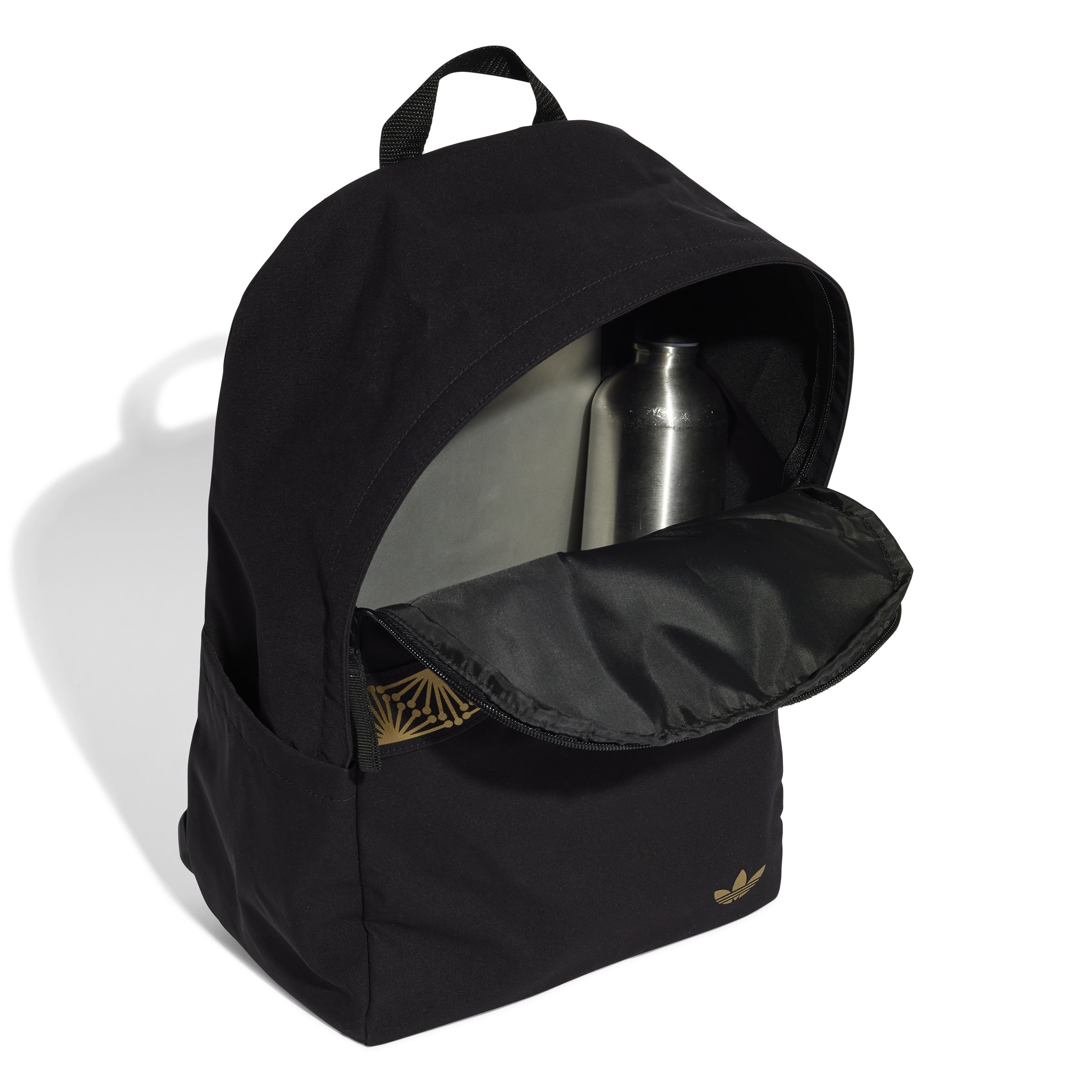 Close-up of the backpacks compartments and sturdy zippers