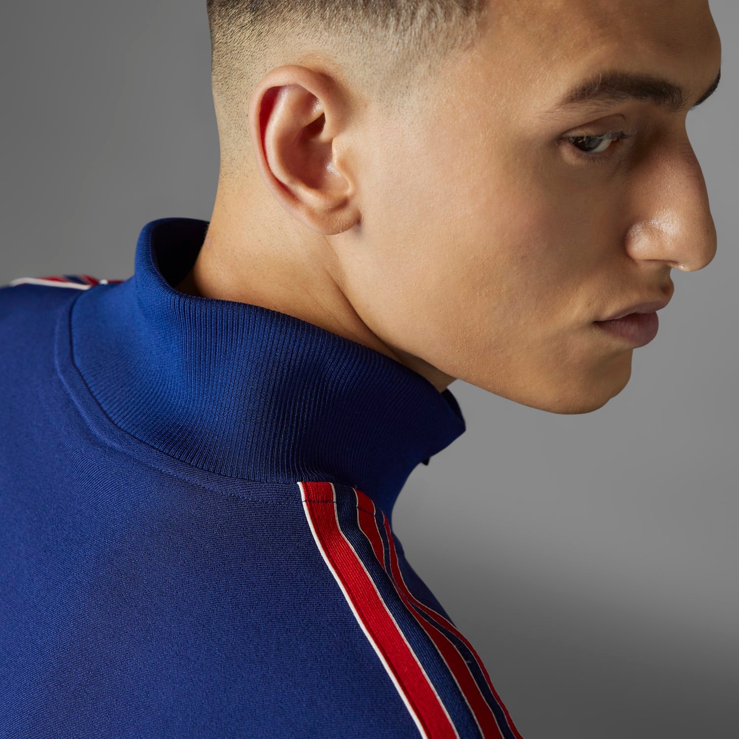 Model wearing the mens zip-up jacket in a casual outdoor setting