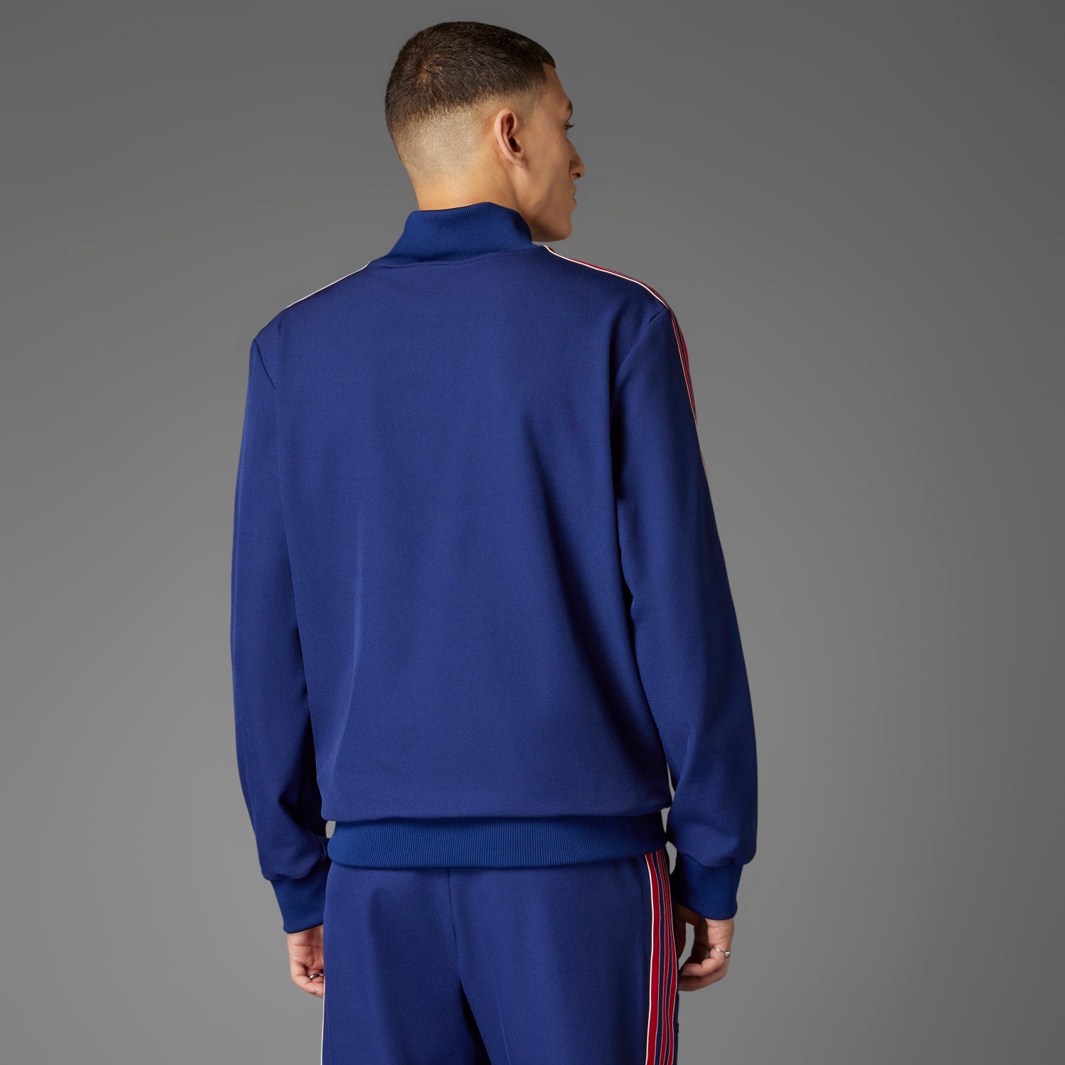 Model wearing the mens zip-up jacket in a casual outdoor setting