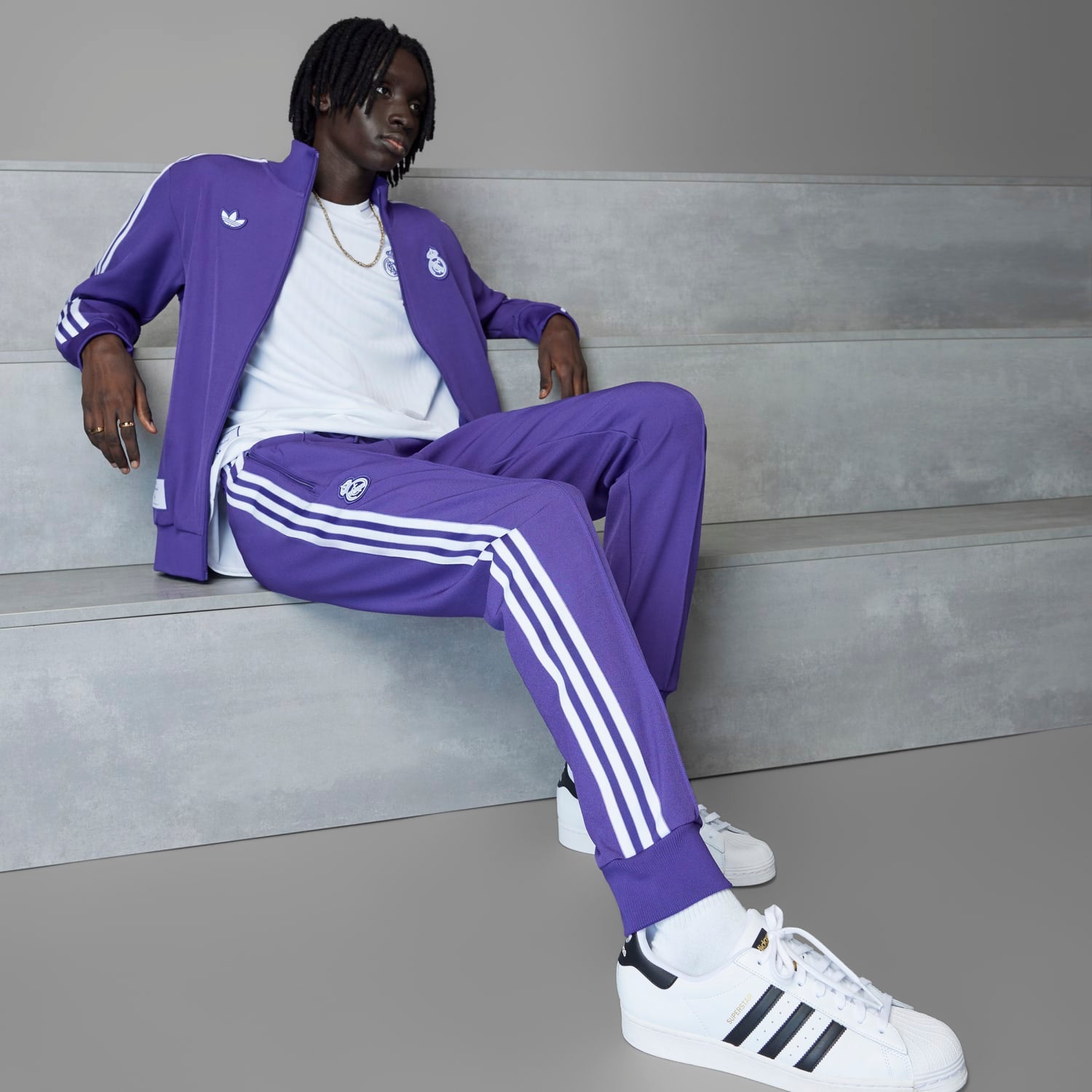 Detail view of the ribbed cuffs and zip pockets of the Real Madrid mens track pants.