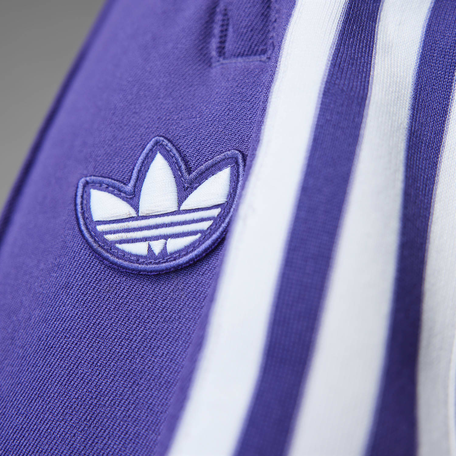 Detail view of the ribbed cuffs and zip pockets of the Real Madrid mens track pants.