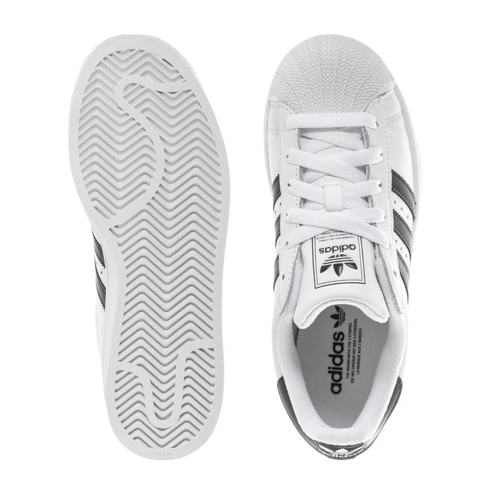 Adidas Superstar Womens Sneakers in black with rubber shell-toe and serrated 3-Stripes.