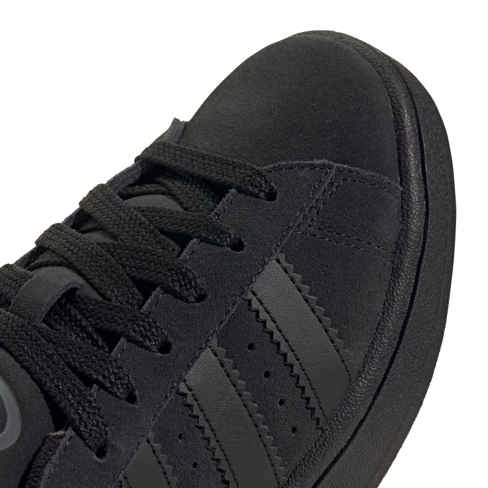 Fashionable youth sneakers with classic design for casual wear