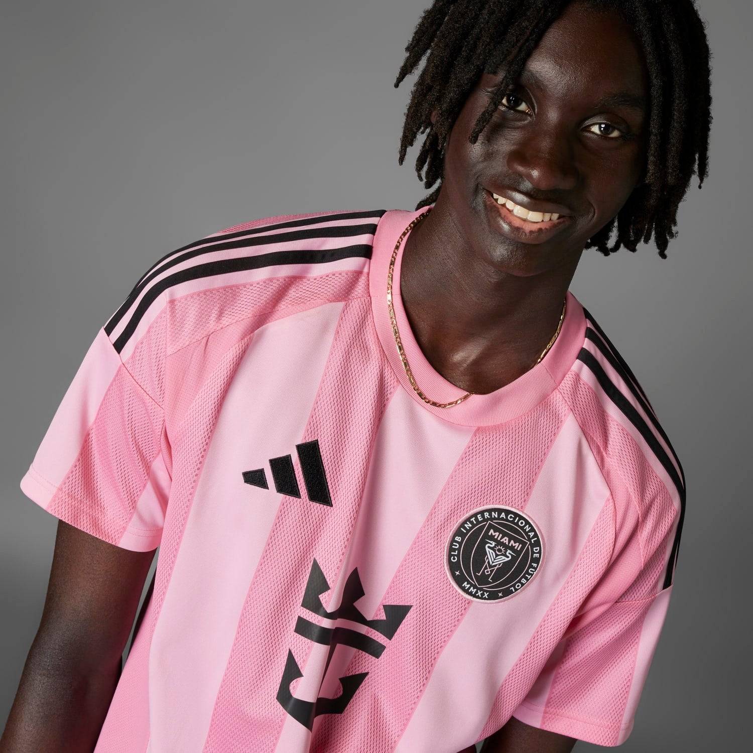 Front view of Inter Miami 25/26 replica mens soccer jersey showing team seal and sponsor logo