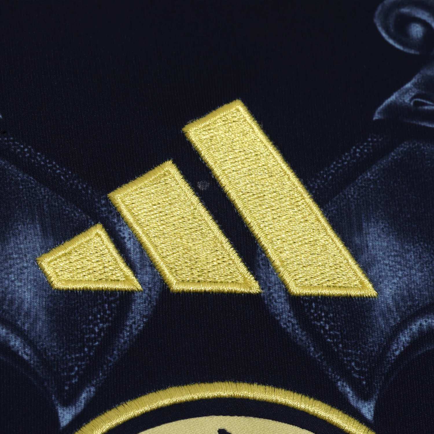 Front view of the mens Club America 2025 away jersey, featuring the teams logo.