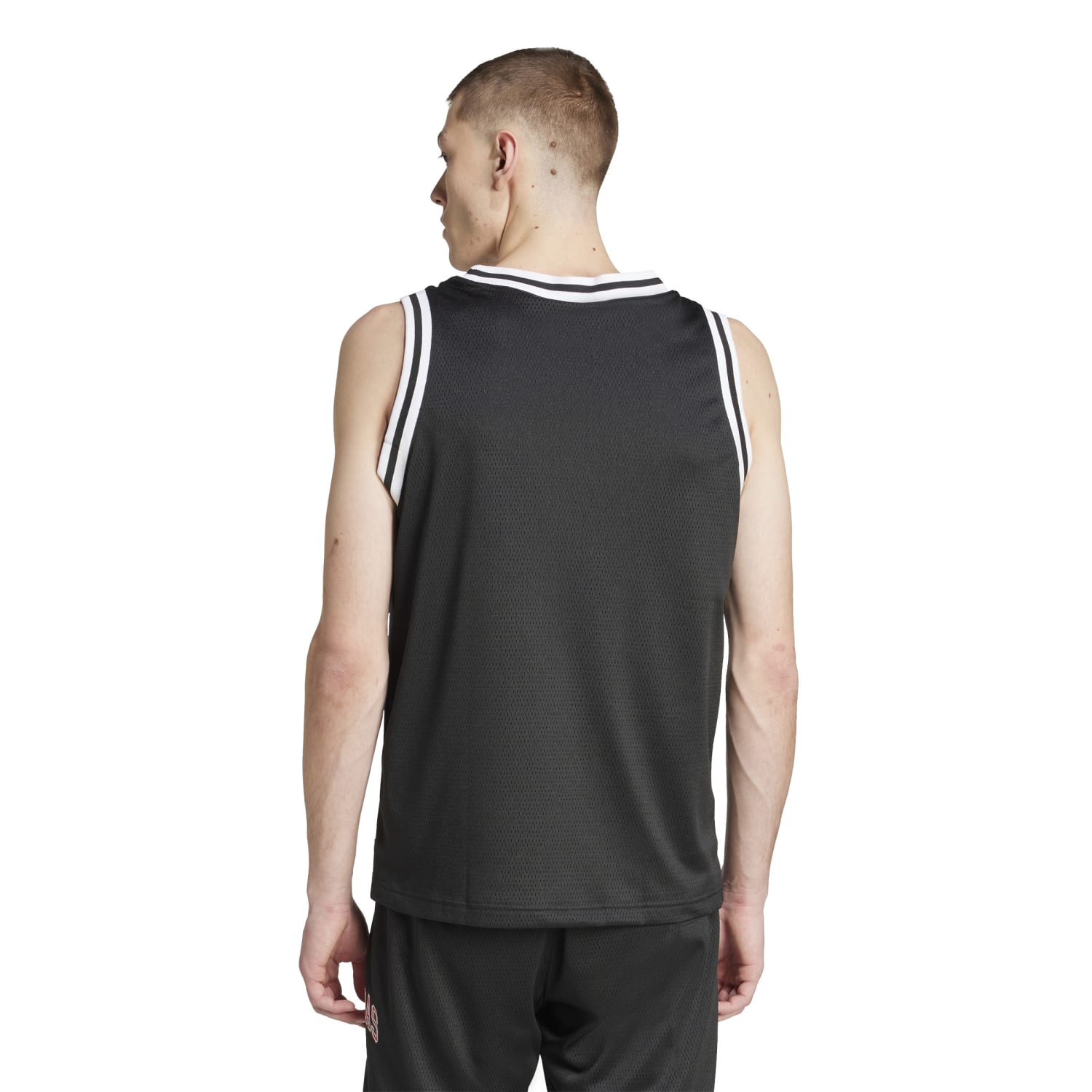 Model wearing a basketball tank for men during training, highlighting style and mobility