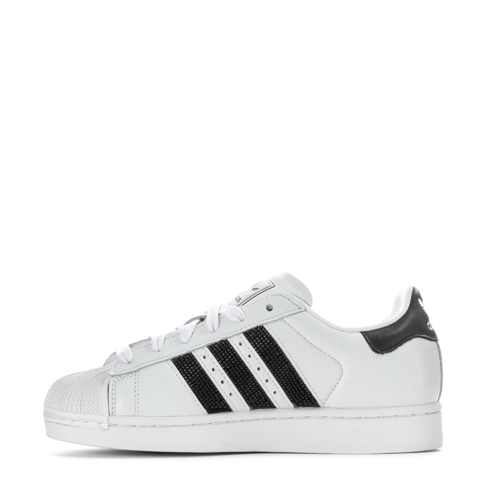 Close-up of Adidas Superstar II women’s leather sneakers showcasing the padded tongue and collar for comfort.