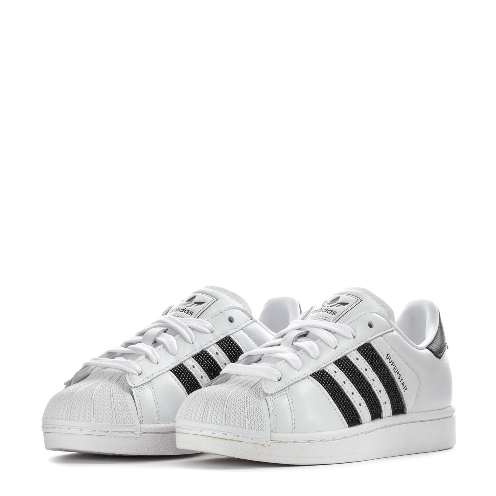 Adidas Superstar II womens sneakers worn casually, highlighting their EVA cushioning and sleek silhouette.
