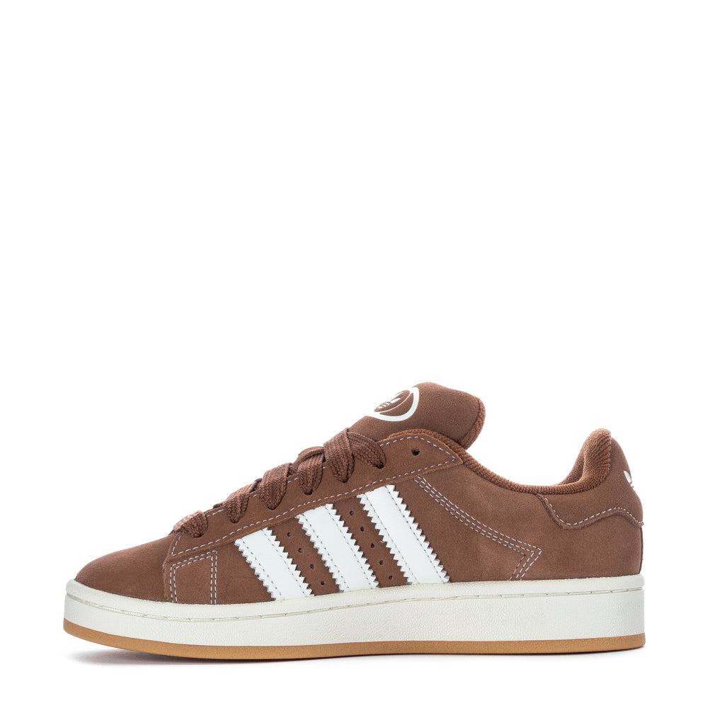 Close-up of the comfort fit adidas campus sneakers with thick laces and padded collar